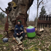 Maikel Barriera, lutier luso-español, junto a algunos de los instrumentos musicales creados con materiales reciclados que formarán parte del primer parque musical de Castilla y León en Ocero