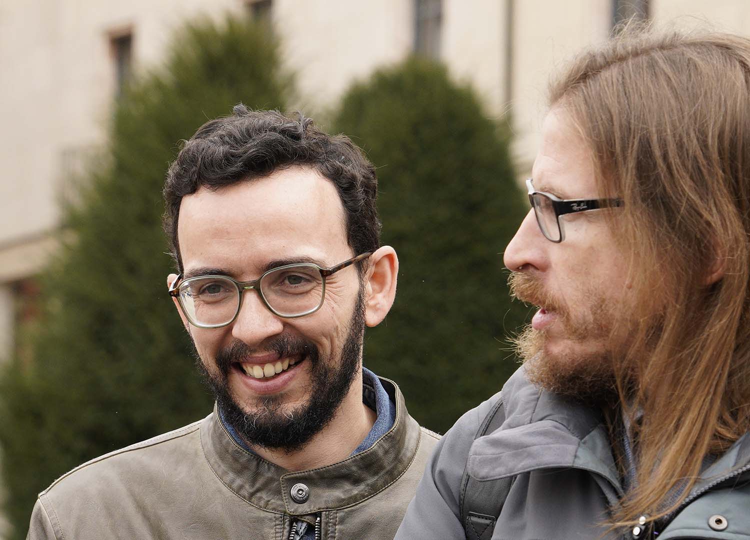 César Sánchez ICAL . El candidato de Podemos Alianza Verde a la Presidencia de la Junta de Castilla y León, Miguel Ángel Llamas (I), junto al portavoz de Podemos, Pablo Fernández (D), durante su visita a Ponferrada.
