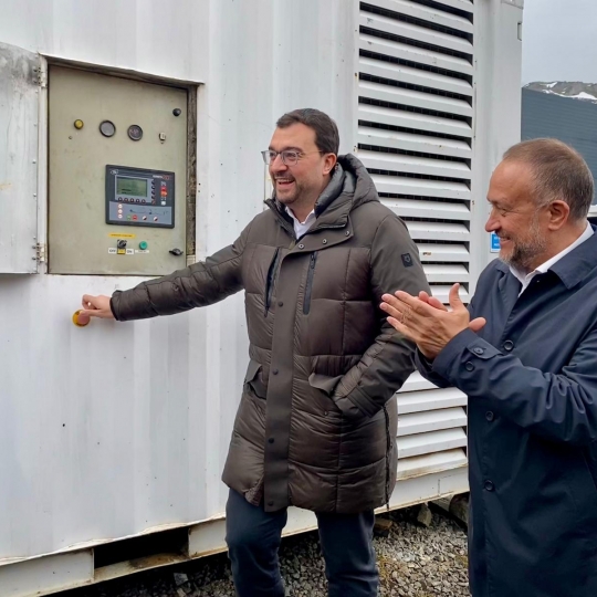 Visita del presidente de la Diputación de León a Fuentes de Invierno para la gestión conjunta de las estaciones de esqui