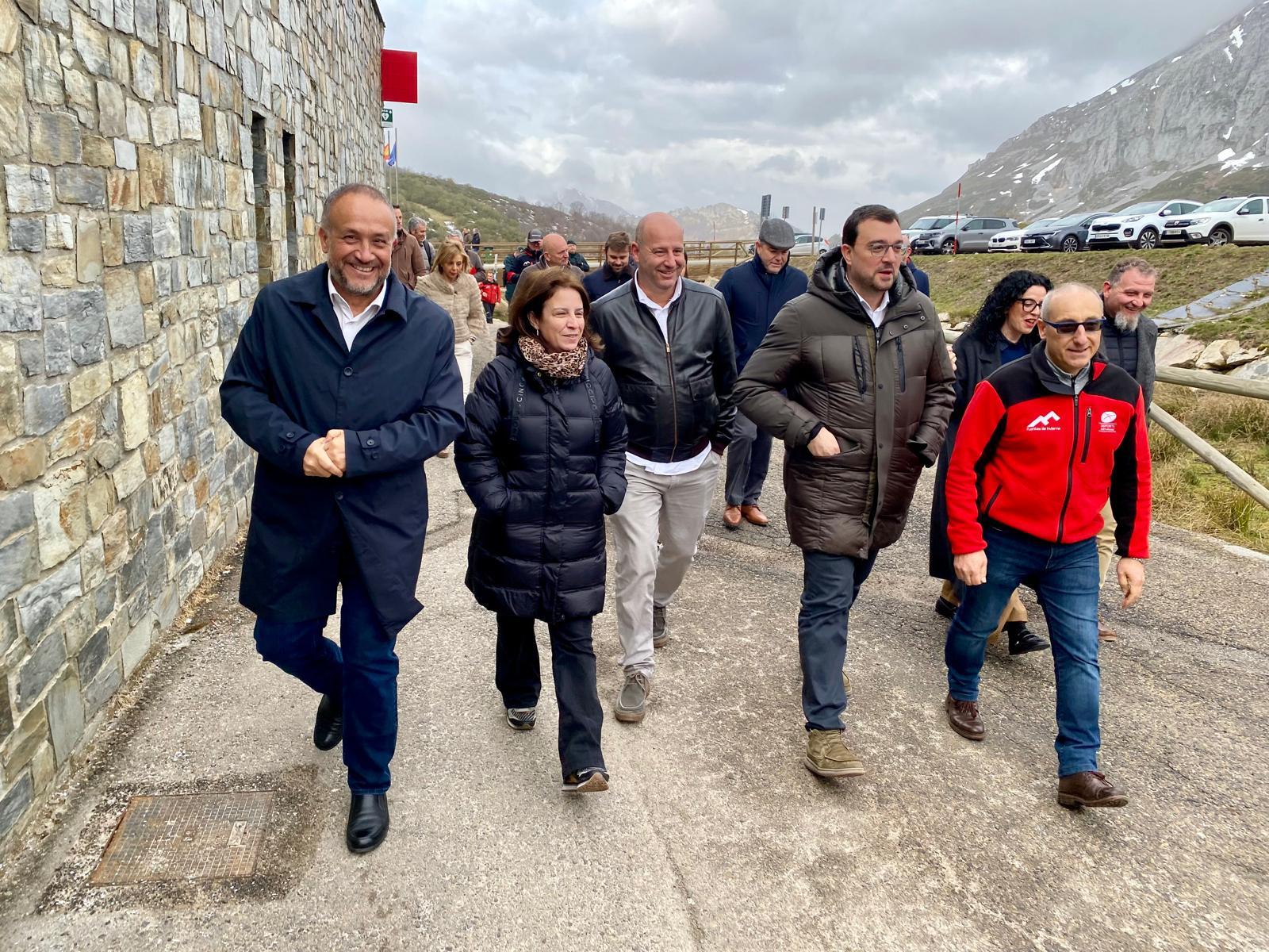 Visita del presidente de la Diputación de León a Fuentes de Invierno para la gestión conjunta de las estaciones de esqui (3)
