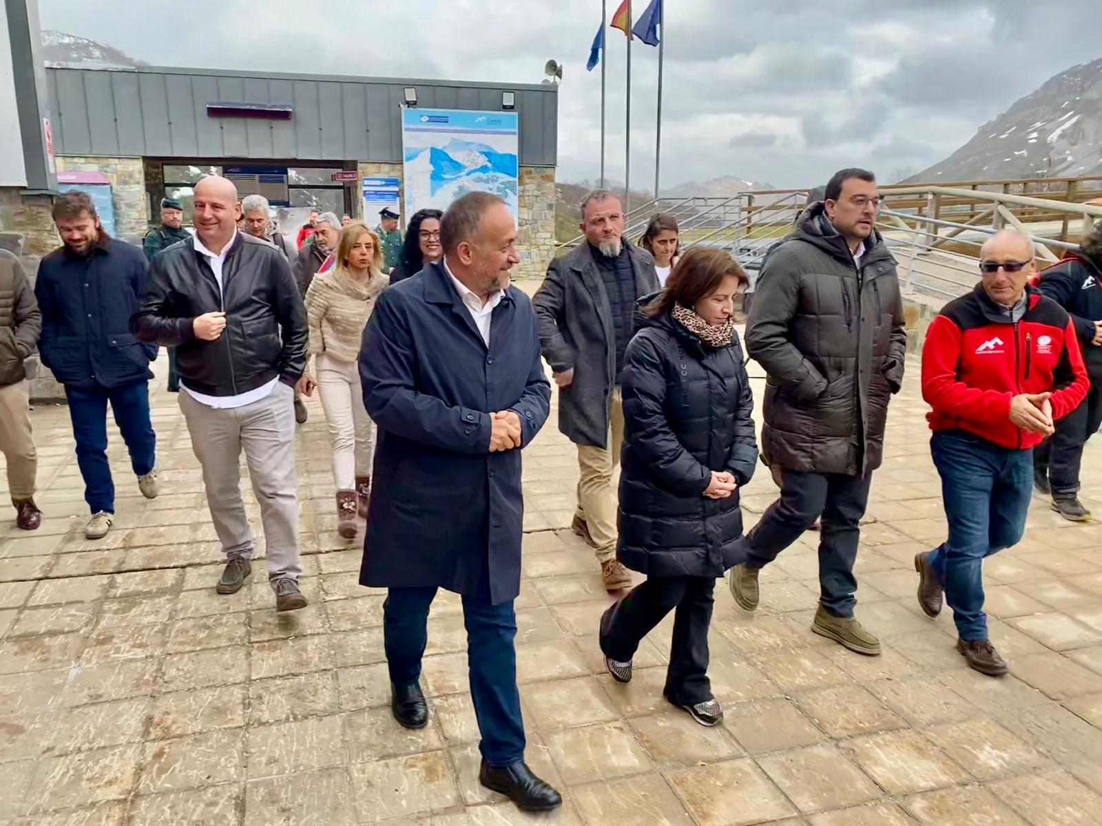 Visita del presidente de la Diputación de León a Fuentes de Invierno para la gestión conjunta de las estaciones de esqui