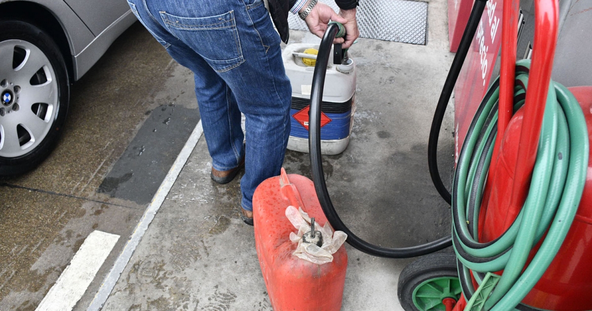 El Gobierno baja el IVA de carburantes, luz y gas al 10% para contener ...