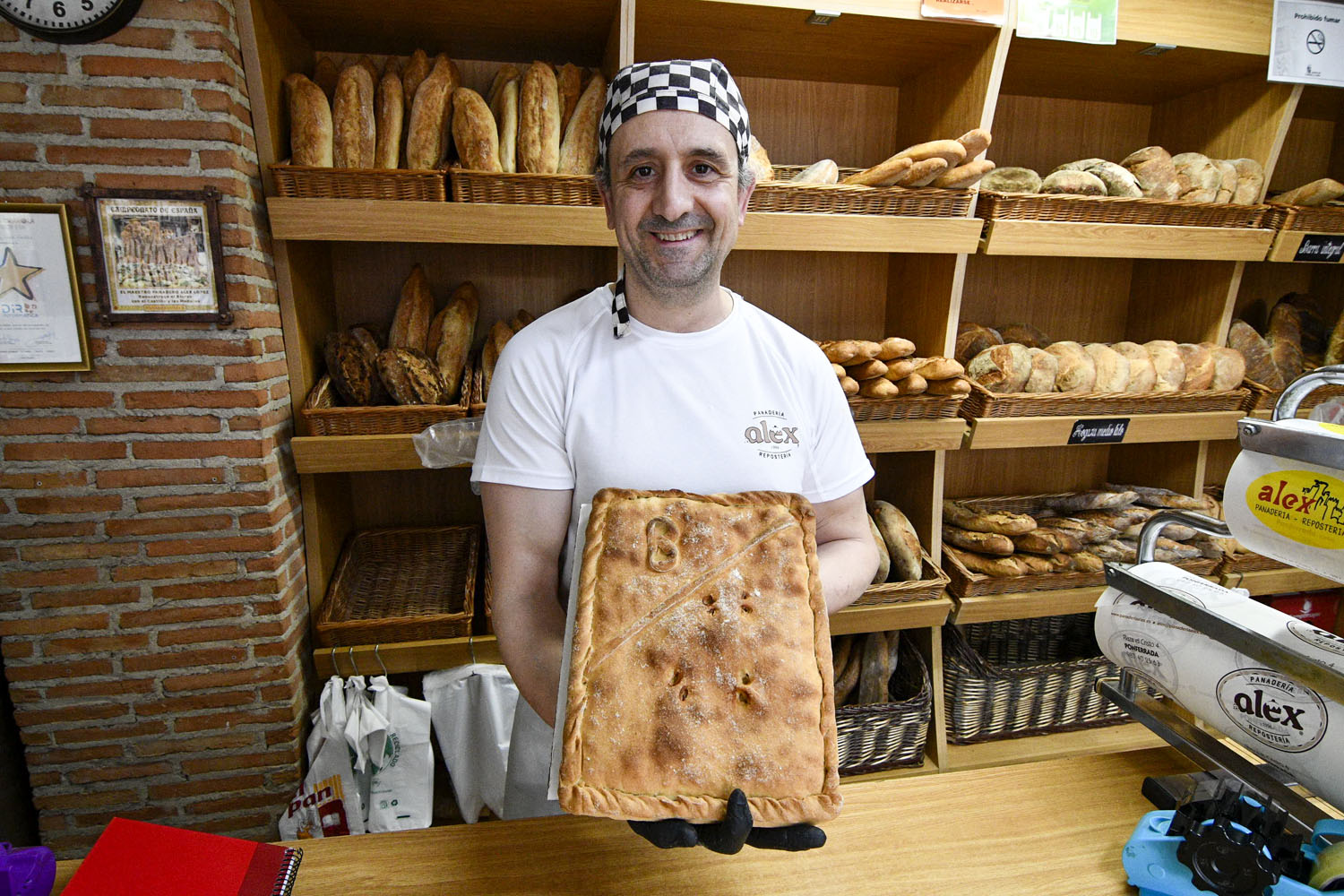  El panadero Alex con una empanada berciana | Dani Merino (InfoBierzo)