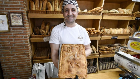  El panadero Alex con una empanada berciana | Dani Merino (InfoBierzo)