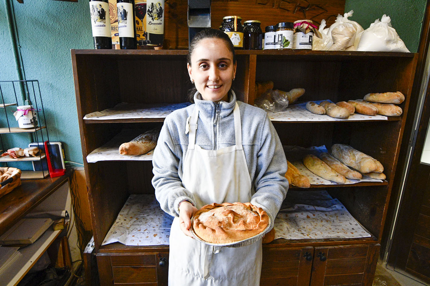 Tania, trabajadora de la Panadería Flor del Bierzo en Quilós | Dani Merino (InfoBierzo)