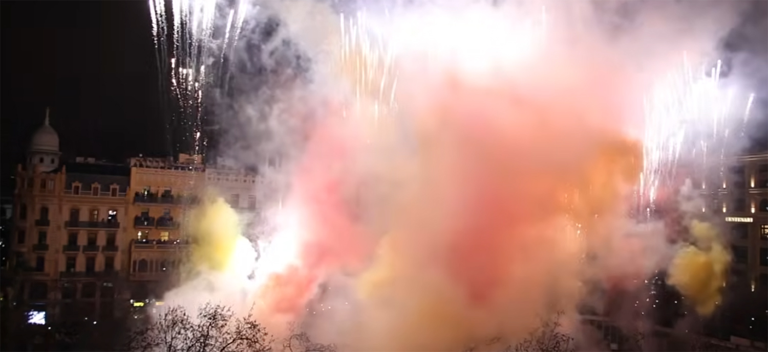 Castillo nocturno de PiBierzo en las Fallas 2026 | Foto: Vivir la Pirotècnia