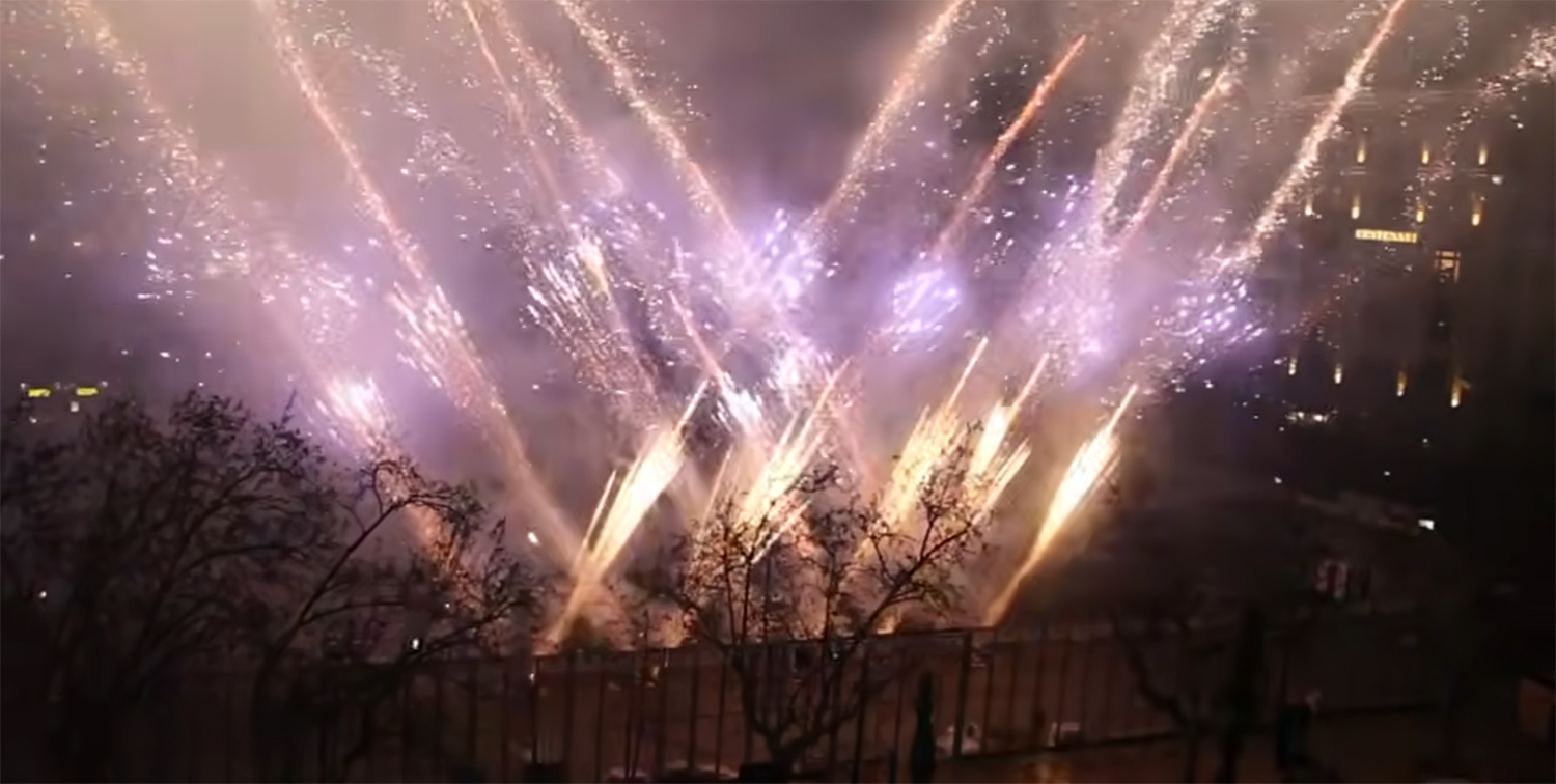 Castillo nocturno de PiBierzo en las Fallas 2026 | Foto: Vivir la Pirotècnia