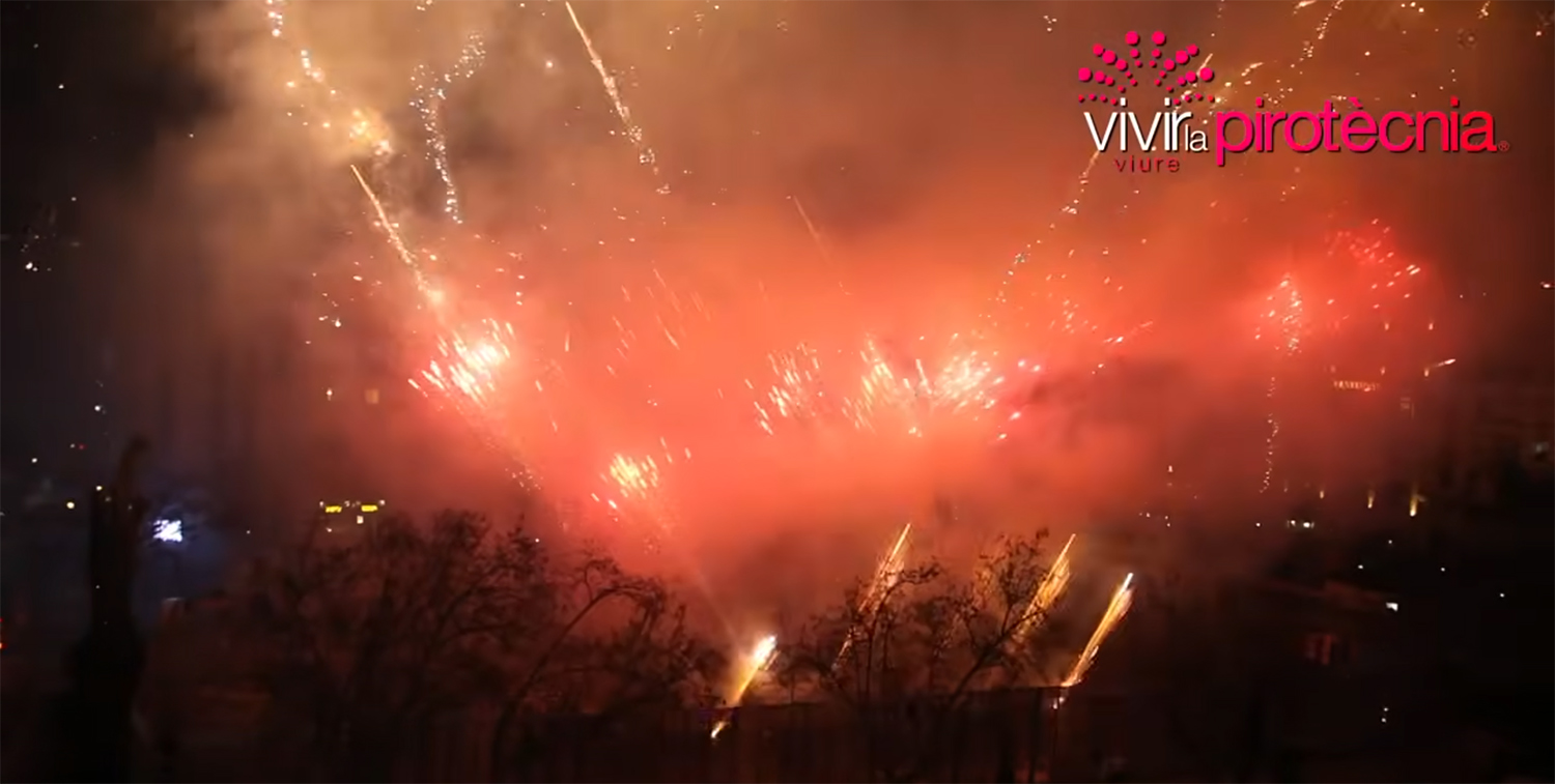 Castillo nocturno de PiBierzo en las Fallas 2026 | Foto: Vivir la Pirotècnia