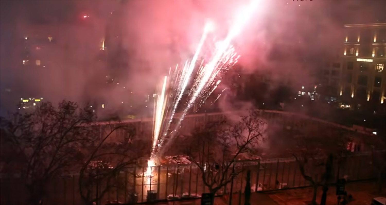 Castillo nocturno de PiBierzo en las Fallas 2026 | Foto: Vivir la Pirotècnia