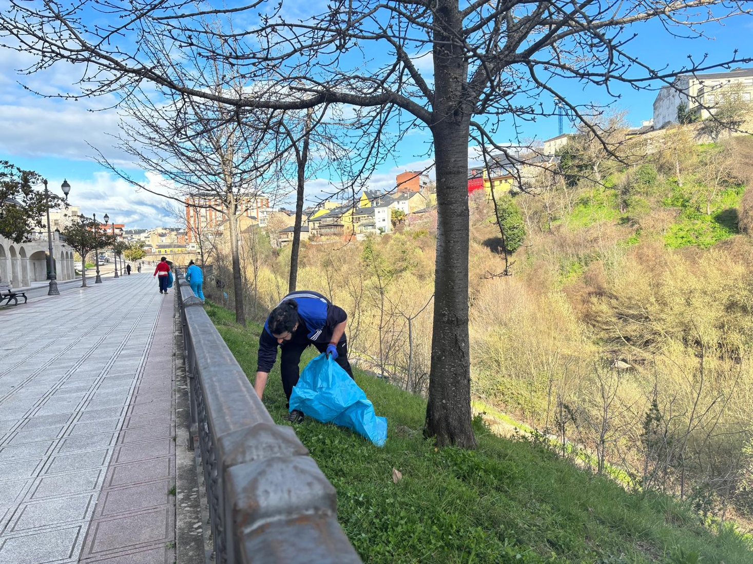 Limpieza del paseo del río Sil en Ponferrada (1)