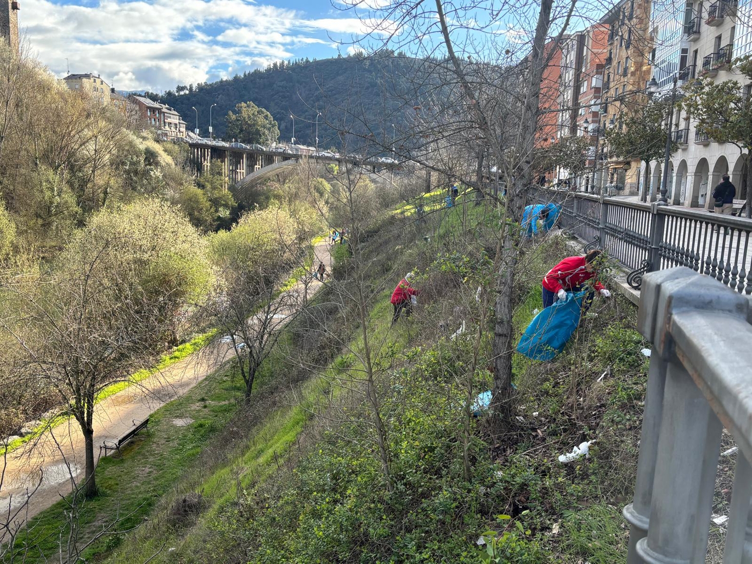 Limpieza del paseo del río Sil en Ponferrada (4)