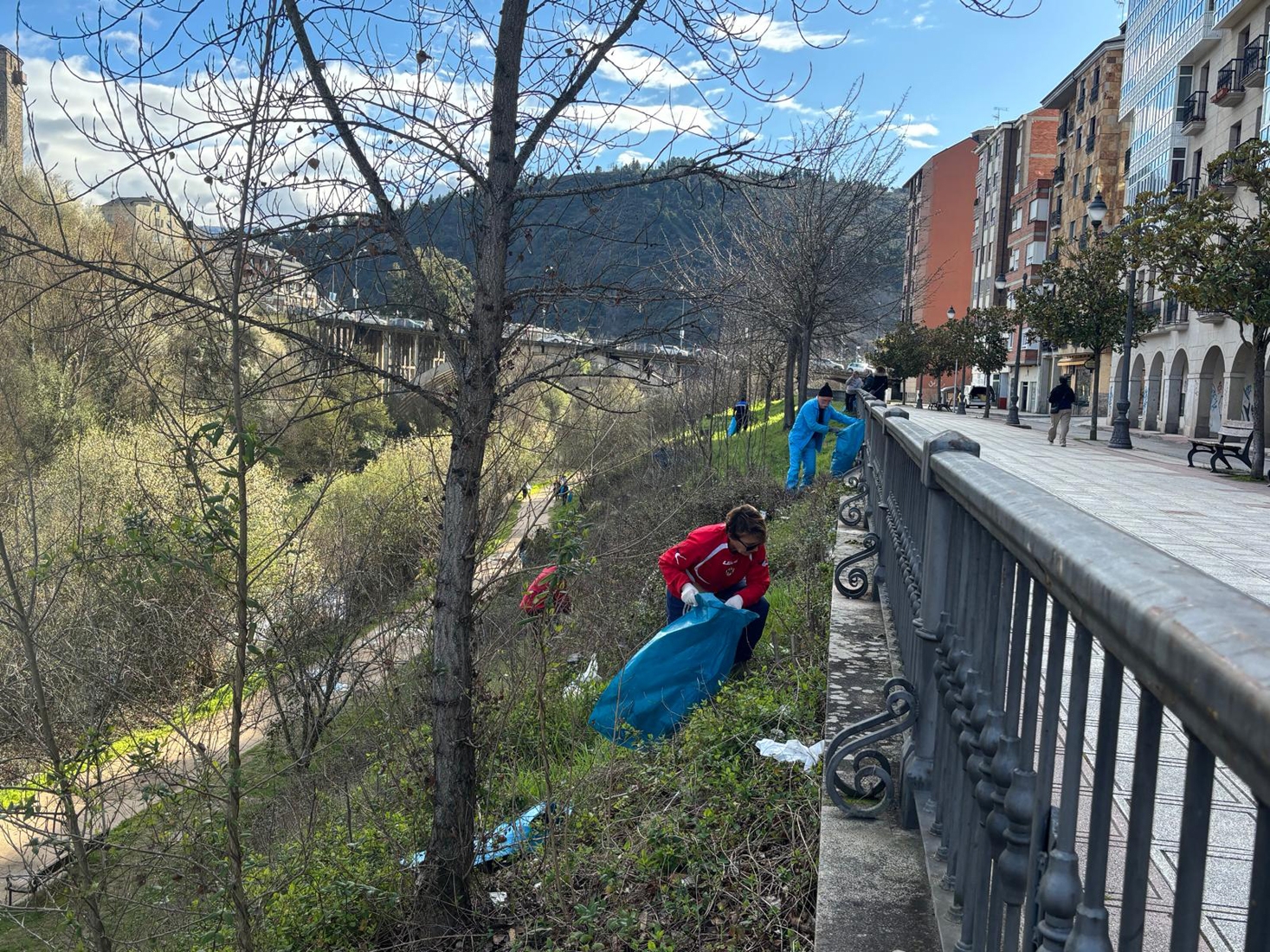 Limpieza del paseo del río Sil en Ponferrada (6)