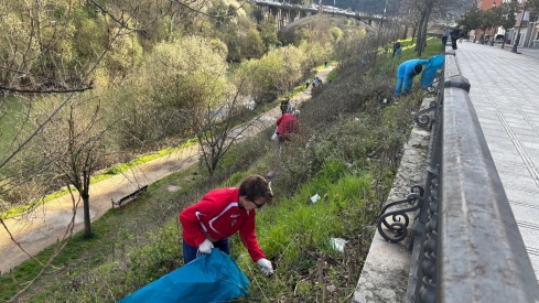 Limpieza del paseo del río Sil en Ponferrada (8)