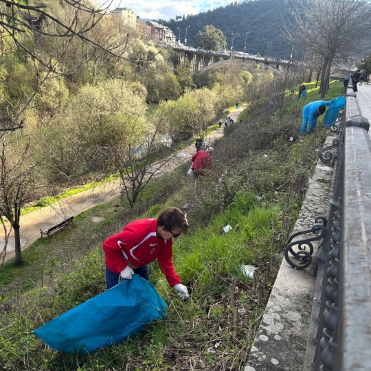 Limpieza del paseo del río Sil en Ponferrada (8)
