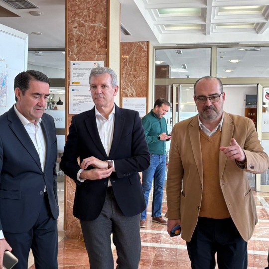 El consejero de la Junta de Castilla y León, Juan Carlos Suárez Quiñones. junto a Alfonso Rueda, presidente de la Xunta de Galicia y Marco Morala, alcalde de Ponferrada 