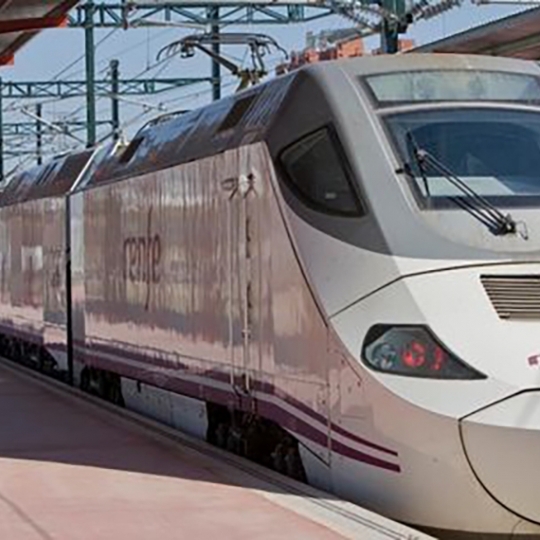 Tren de Renfe en la estación de Chamartín de Madrid Tren de Renfe en la estación de Chamartín de Madrid