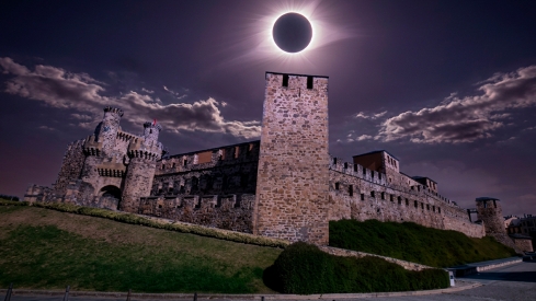 Simulación del eclipse solar sobre el Castillo de los Templarios de Ponferrada