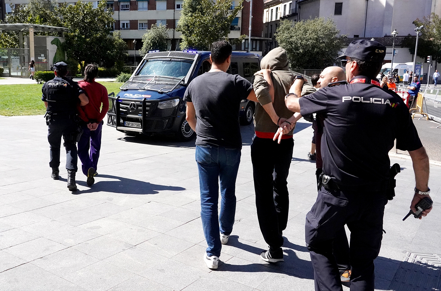 Miriam Chacón / ICAL . Detenidos dos manifestantes que intentaron interrumpir la contrarreloj de la Vuelta en la zona de la plaza de la Universidad