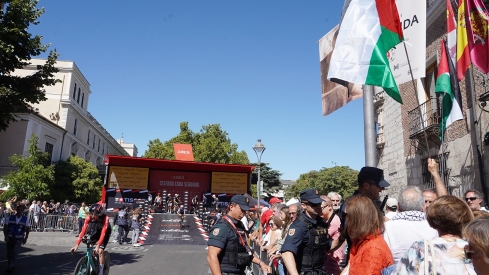 Miriam Chacón / ICAL . Detenidos dos manifestantes que intentaron interrumpir la contrarreloj de la Vuelta en la zona de la plaza de la Universidad