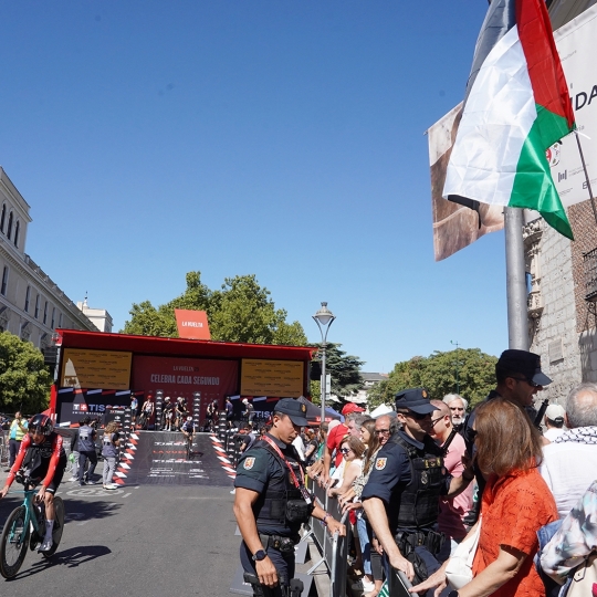 Miriam Chacón / ICAL . Detenidos dos manifestantes que intentaron interrumpir la contrarreloj de la Vuelta en la zona de la plaza de la Universidad