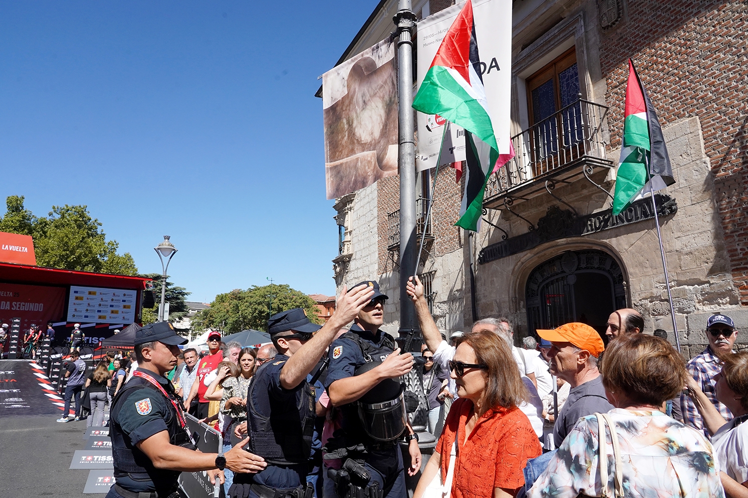 Miriam Chacón / ICAL . Detenidos dos manifestantes que intentaron interrumpir la contrarreloj de la Vuelta en la zona de la plaza de la Universidad
