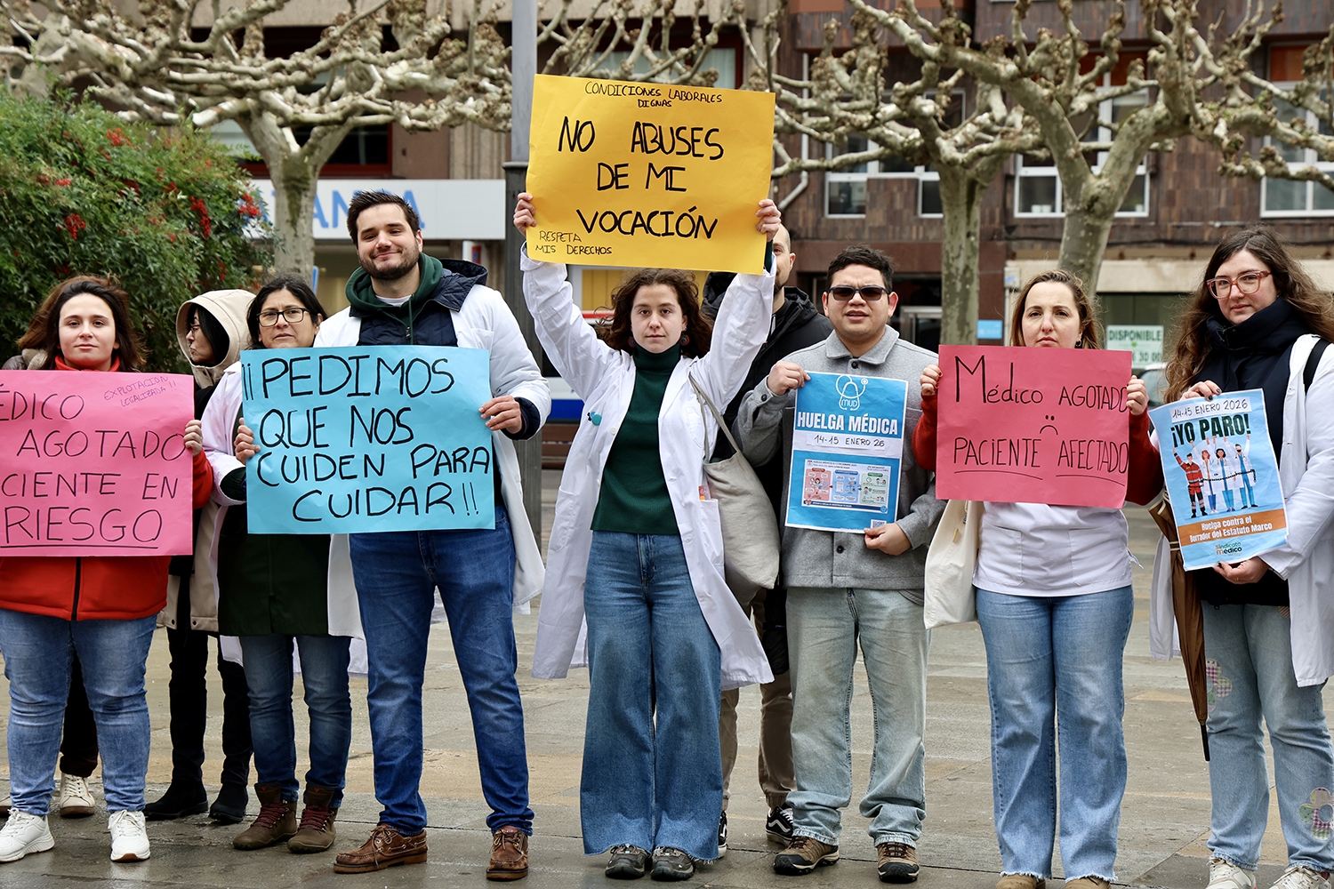 Campillo / ICAL . Concentración en León con motivo de la huelga de médicos para exigir un Estatuto propio que regule sus condiciones laborales y reconozca las particularidades de la profesión