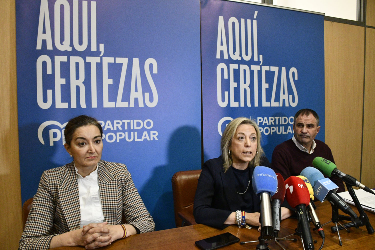 Elena Bollo de Miguel, acompañada por los candidatos bercianos Neftalí Fernández y Olga Pérez