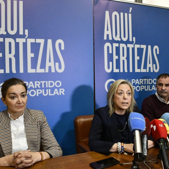 Elena Bollo de Miguel, acompañada por los candidatos bercianos Neftalí Fernández y Olga Pérez
