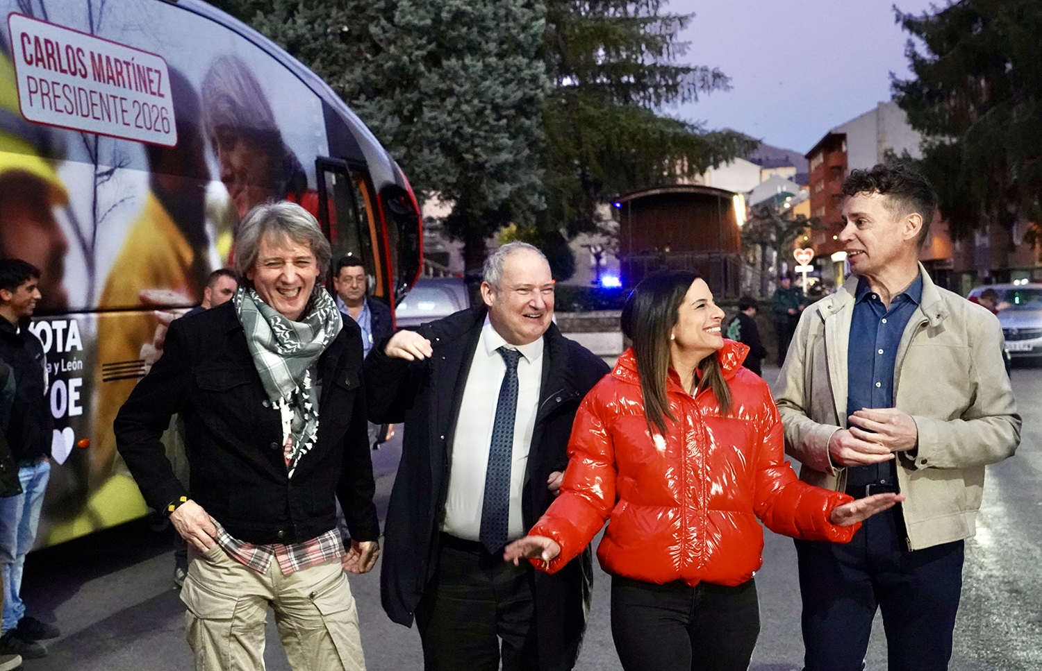  El candidato a la Presidencia de la Junta, Carlos Martínez, junto al ministro de Industria y Turismo Jordi Hereu acompañado de los candidatos a las Cortes Nuria Rubio y Mario Rivas en el acto público celebrado en León