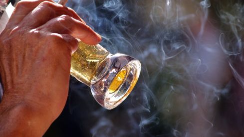 Imagen de un hombre en la terraza de un bar bebiendo y fumando |Foto: iStock - Autor: Bunyos Imagen de un hombre en la terraza de un bar bebiendo y fumando |Foto: iStock - Autor: Bunyos