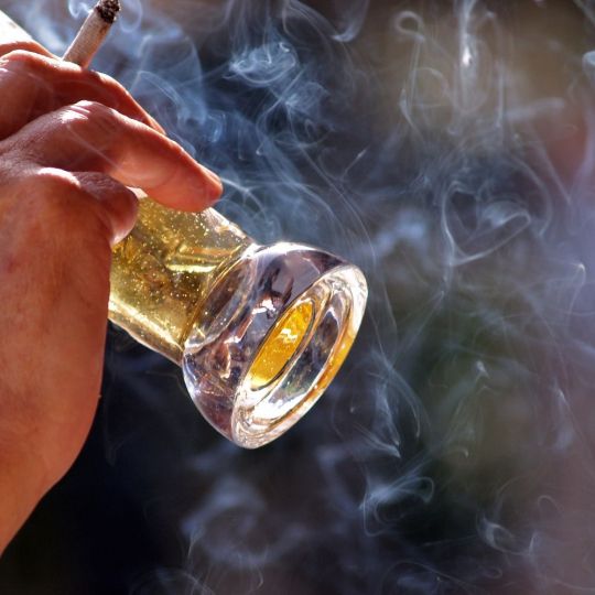 Imagen de un hombre en la terraza de un bar bebiendo y fumando |Foto: iStock - Autor: Bunyos Imagen de un hombre en la terraza de un bar bebiendo y fumando |Foto: iStock - Autor: Bunyos