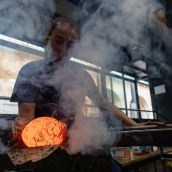Imagen de una trabajadora en la provincia de León | R.Bastante / ICAL