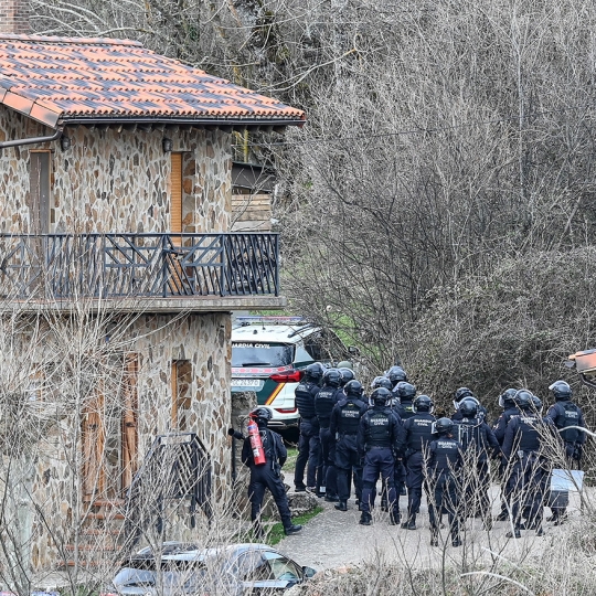 Ricardo Ordóñez / ICAL . Un hombre armado se atrinchera en una vivienda familiar de Villoruebo tras secuestrar a un taxista en Madrid