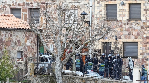 Ricardo Ordóñez / ICAL . Un hombre armado se atrinchera en una vivienda familiar de Villoruebo tras secuestrar a un taxista en Madrid