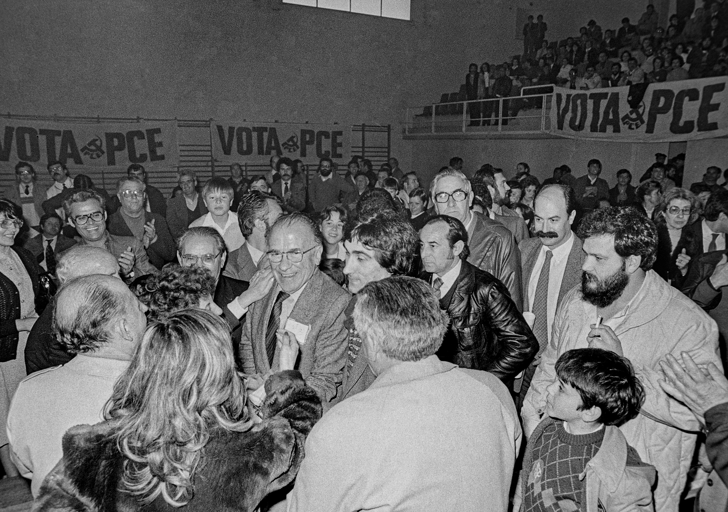 Las primeras elecciones regionales en Castilla y León en 1983. El secretario general del PCE Santiago Carrillo participa en un mitin en el polideportivo Huerta del Rey en la campaña electoral de 1983 (Cacho, ICAL)