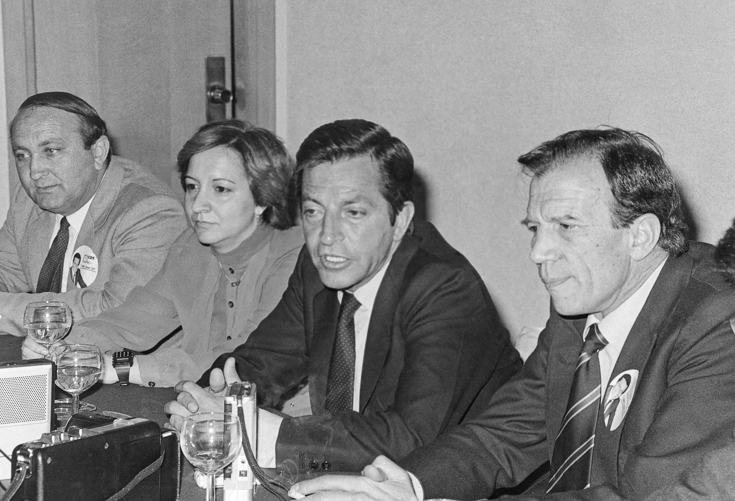 Las primeras elecciones regionales en Castilla y León en 1983. El candidato del CDS, Adolfo Suárez (2D), ofrece una rueda de prensa en el Hotel Melia Parque de Valladolid durante la campaña electoral de 1983 (Cacho / ICAL)