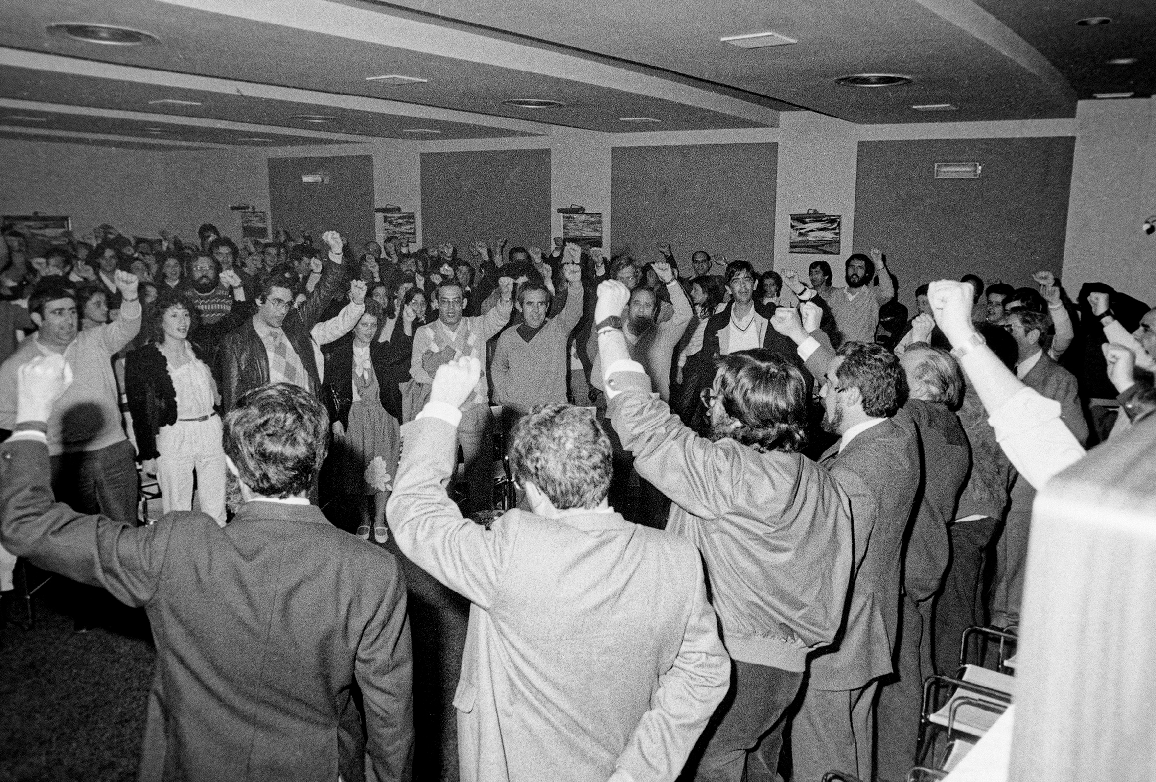Dirigentes y simpatizantes del PSOE, celebran los resultados de las elecciones de 1983
