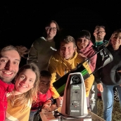 Alberto Andrés, uno de los responsables de la asociación, y el grupo Astroparedes