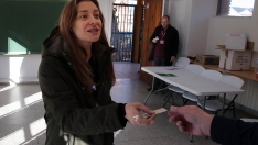 Peio García / ICAL . La portavoz del PP en el Congreso, Ester Muñoz, vota en las Escuelas Viejas de Carbajal de la Legua Peio García / ICAL . La portavoz del PP en el Congreso, Ester Muñoz, vota en las Escuelas Viejas de Carbajal de la Legua