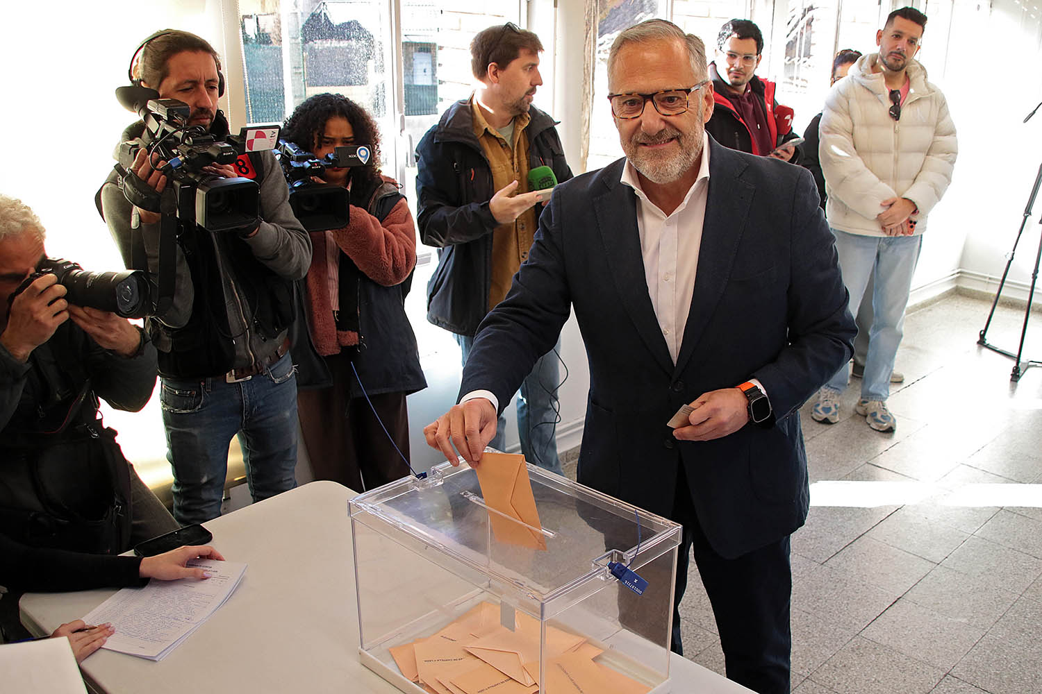 Carlos Pollán votando