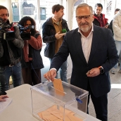 Peio García / ICAL . El candidato de Vox, Carlos Pollán, ejerce su derecho al voto en Escuelas Viejas de Carbajal de la Legua (León)