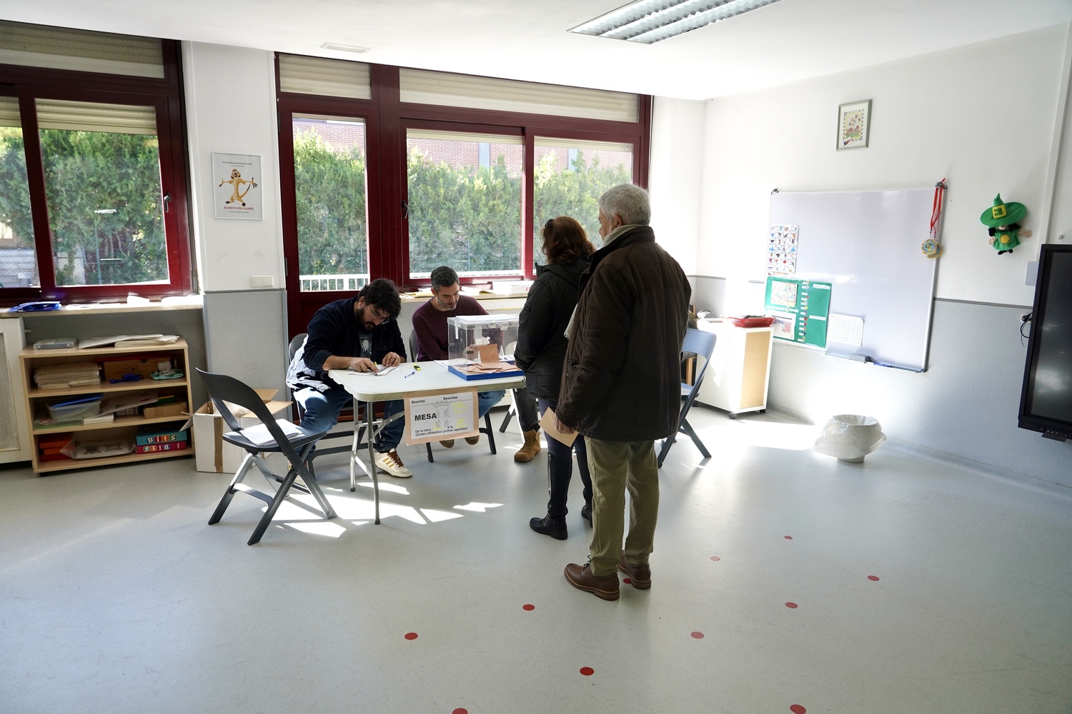 15M | De intérpretes de signos a mesas improvisadas: Primeras curiosidades jornada electoral en Castilla y León | Miriam Chacón / ICAL