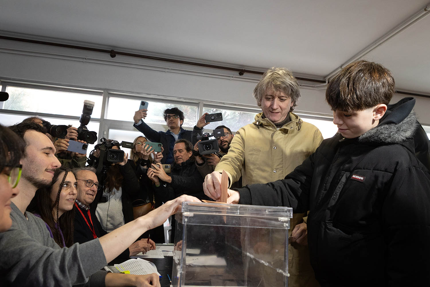 Concha Ortega / ICAL . El candidato socialista a la presidencia de la Junta, Carlos Martínez, ejerce su derecho al voto