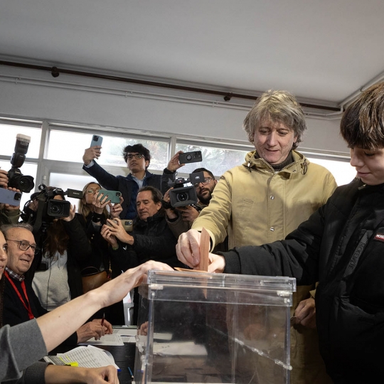 Concha Ortega / ICAL . El candidato socialista a la presidencia de la Junta, Carlos Martínez, ejerce su derecho al voto