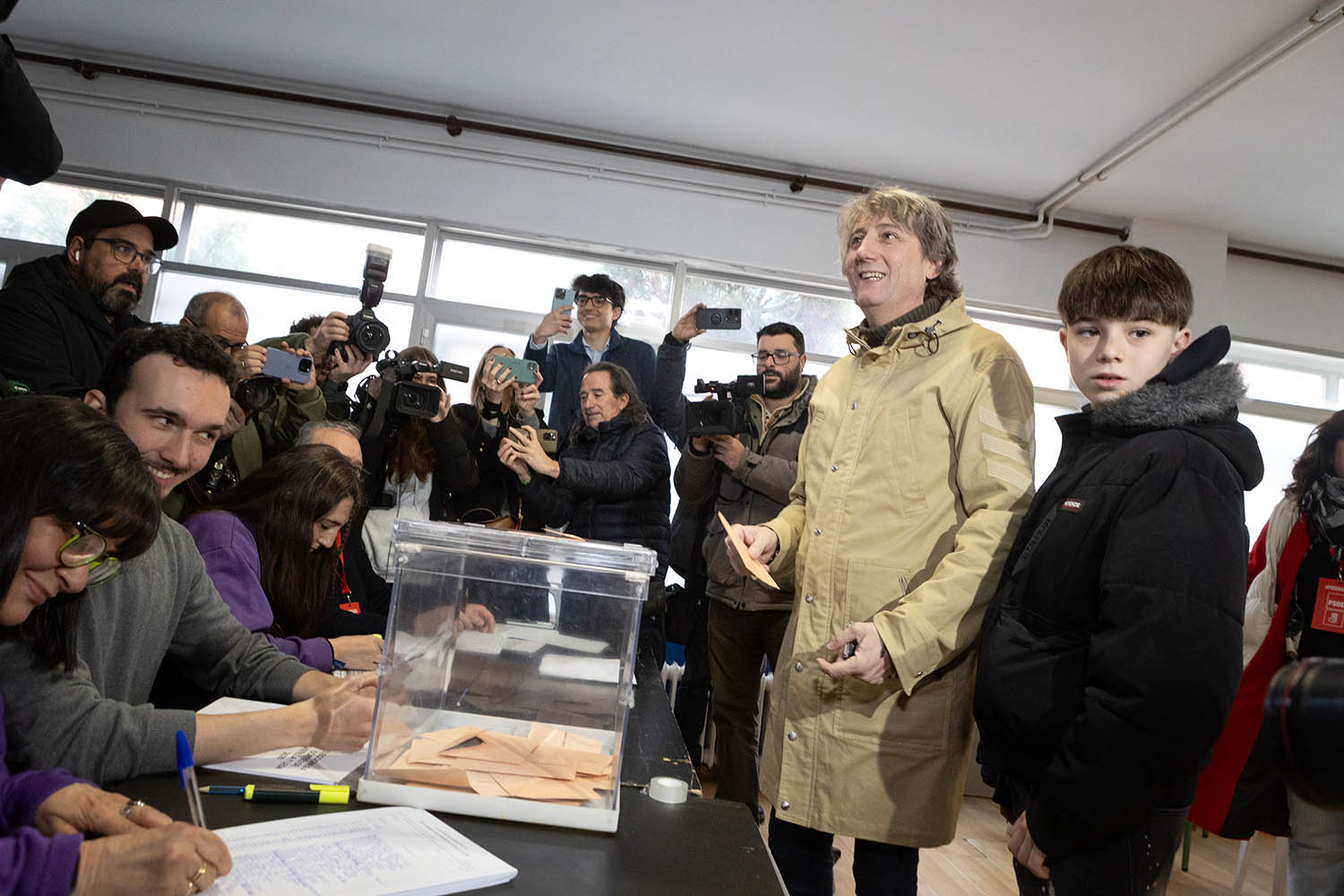 Concha Ortega / ICAL . El candidato socialista a la presidencia de la Junta, Carlos Martínez, ejerce su derecho al voto
