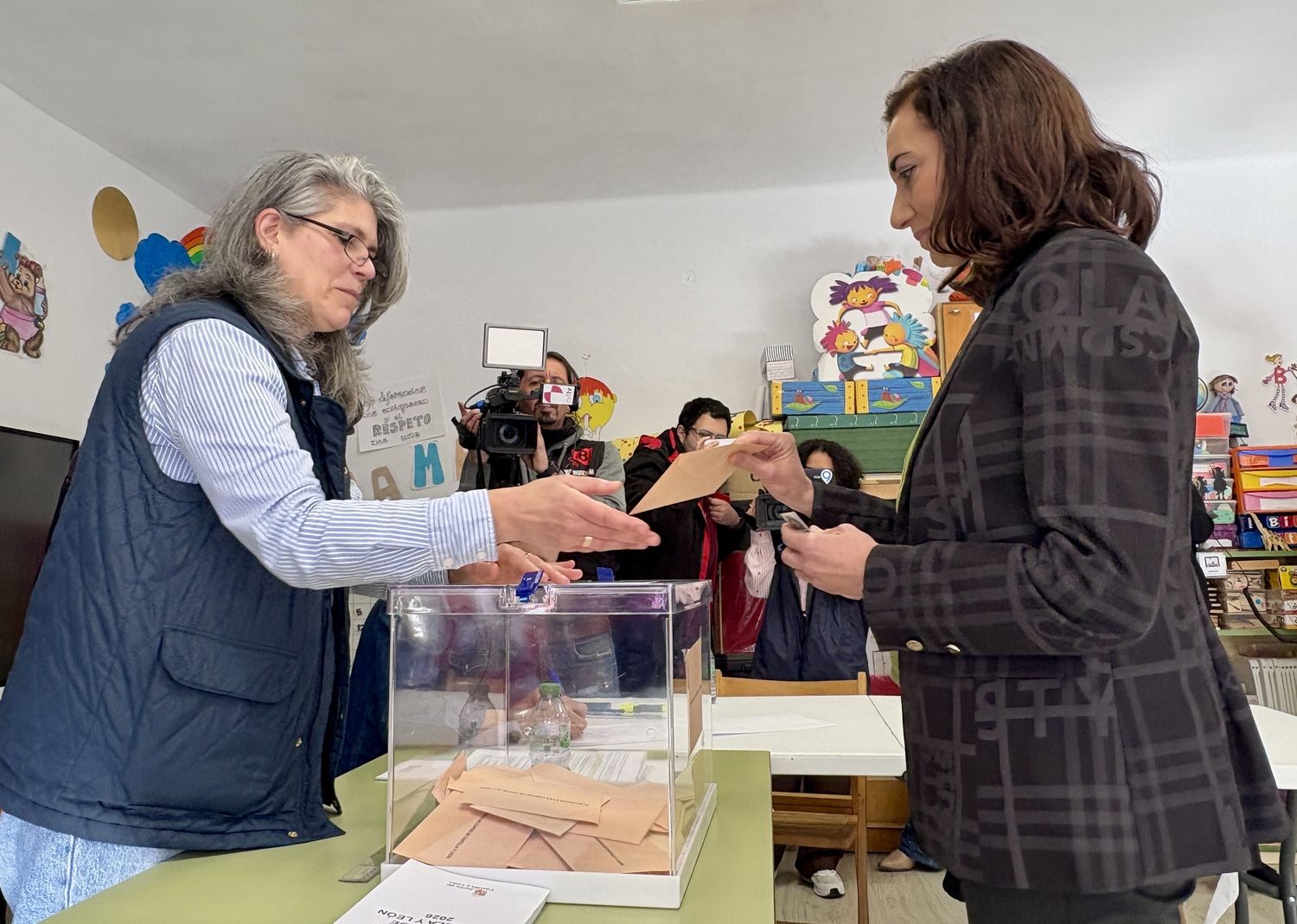 Alicia Gallego ejerciendo su derecho a voto en Santa María del Páramo (León)