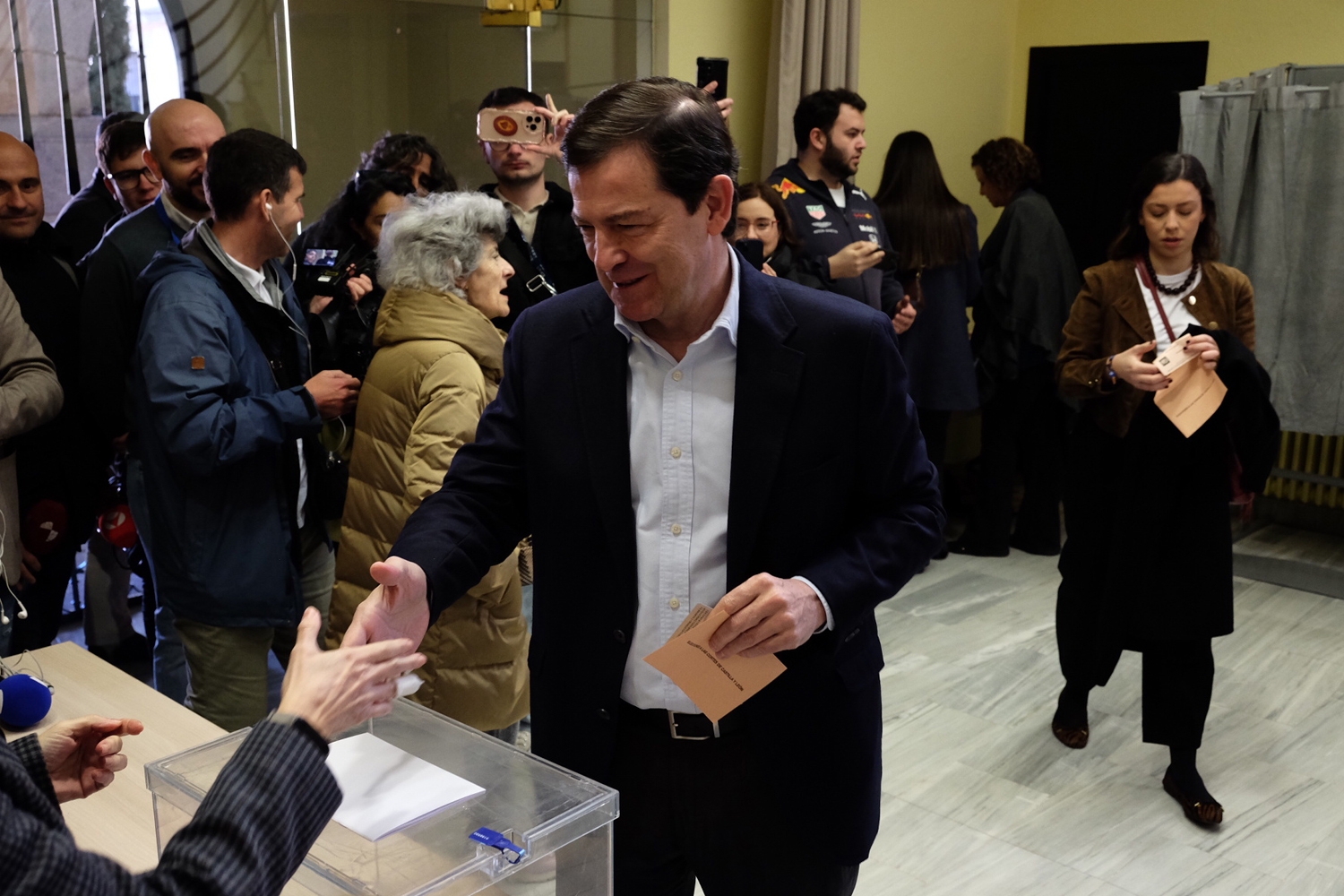Jesús Formigo / ICAL. El candidato del PP a la presidencia de la Junta de Castilla y León, Alfonso Fernández Mañueco, vota en Salamanca