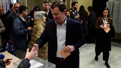 Jesús Formigo / ICAL. El candidato del PP a la presidencia de la Junta de Castilla y León, Alfonso Fernández Mañueco, vota en Salamanca