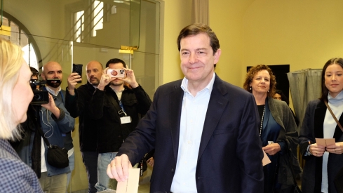 Jesús Formigo / ICAL. El candidato del PP a la presidencia de la Junta de Castilla y León, Alfonso Fernández Mañueco, vota en Salamanca