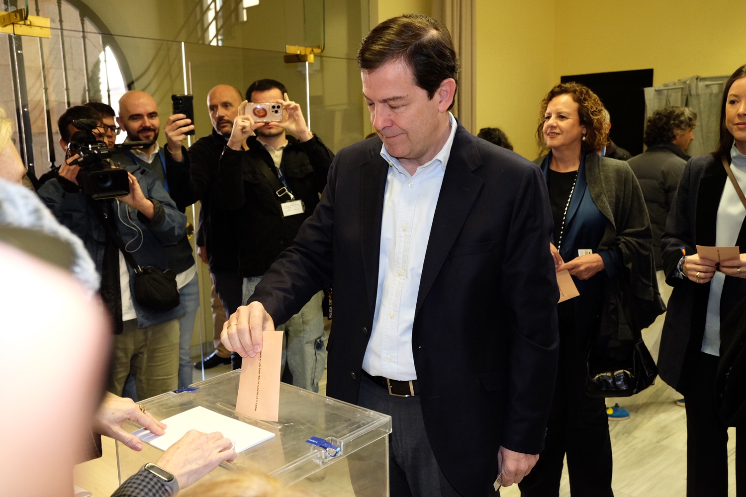 Jesús Formigo / ICAL. El candidato del PP a la presidencia de la Junta de Castilla y León, Alfonso Fernández Mañueco, vota en Salamanca